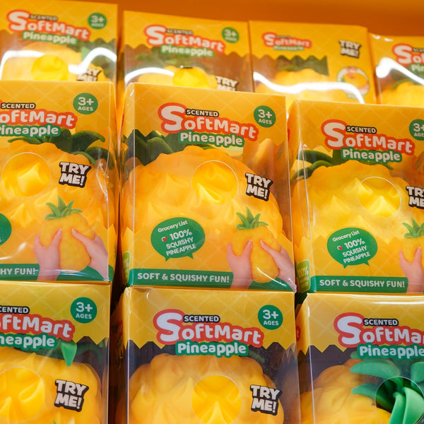 Mur de squishies ananas parfumés dans leurs boîtes